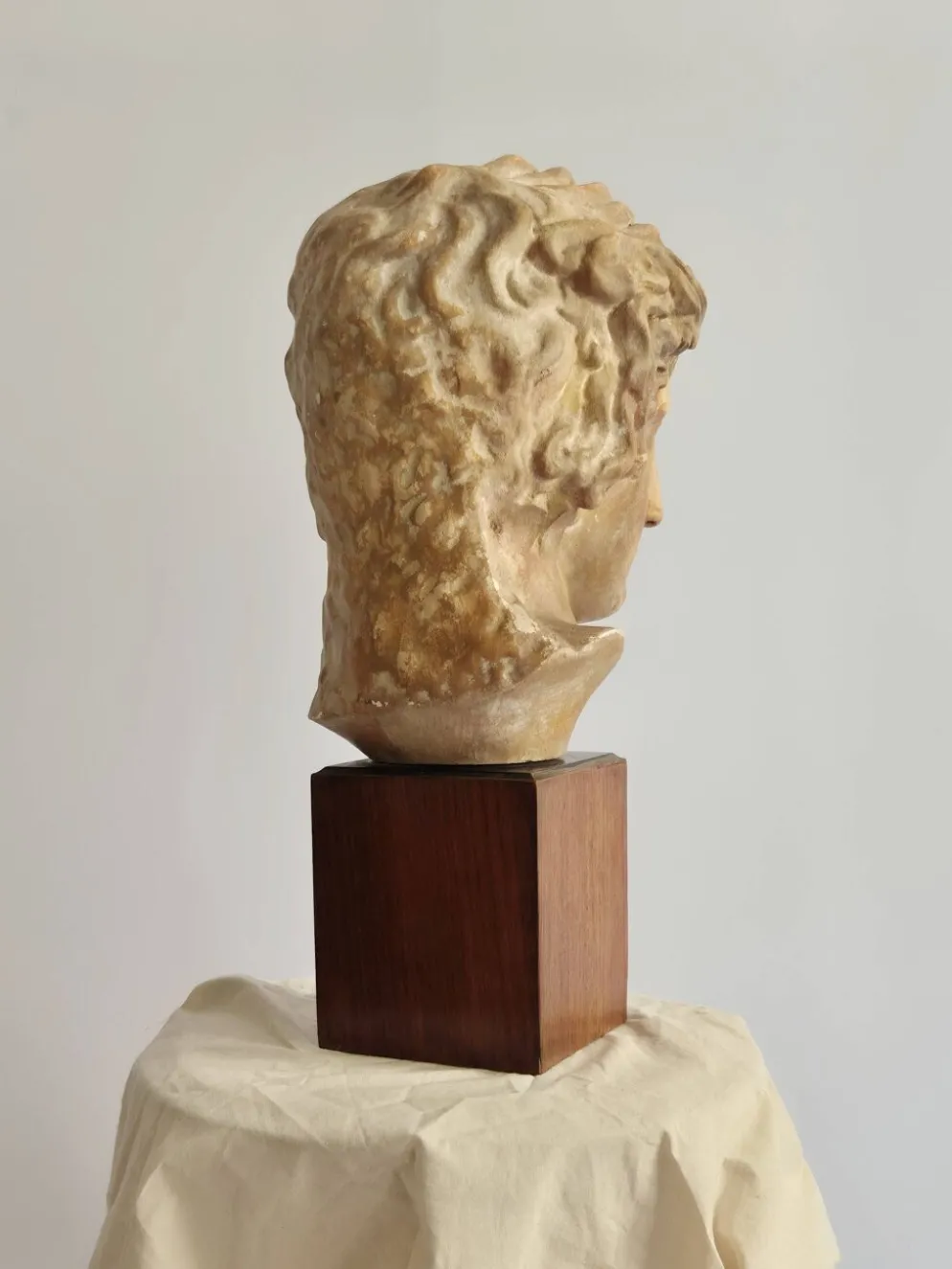 Sculpture, Grande tête creuse d'Apollon, vers 1890, sur socle en bois