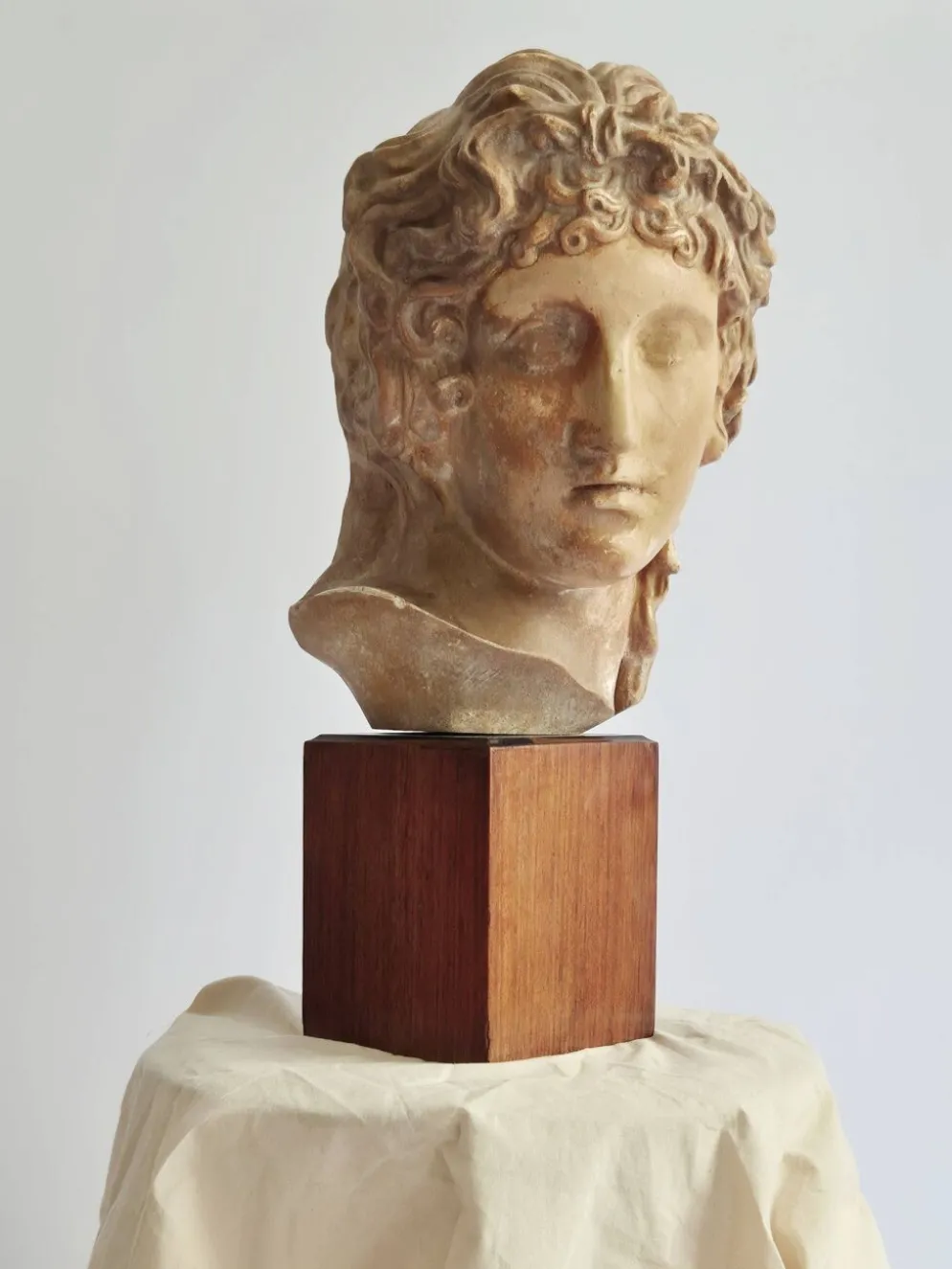 Sculpture, Grande tête creuse d'Apollon, vers 1890, sur socle en bois
