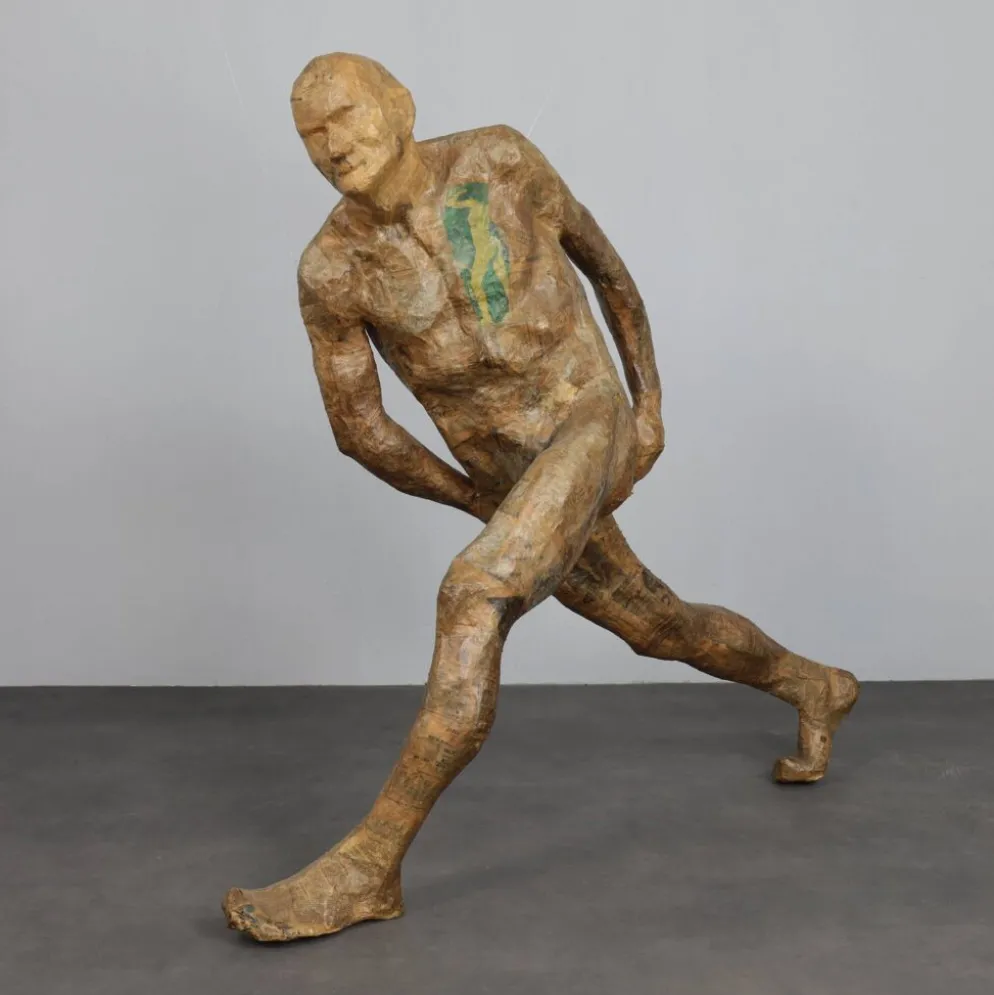 Sculpture grandeur nature « Figure en course » par Karol Broniatowski, 1972