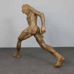 Sculpture grandeur nature « Figure en course » par Karol Broniatowski, 1972