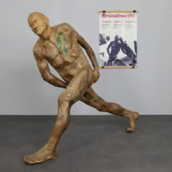 Sculpture grandeur nature « Figure en course » par Karol Broniatowski, 1972