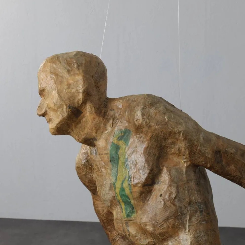 Sculpture grandeur nature « Figure en course » par Karol Broniatowski, 1972