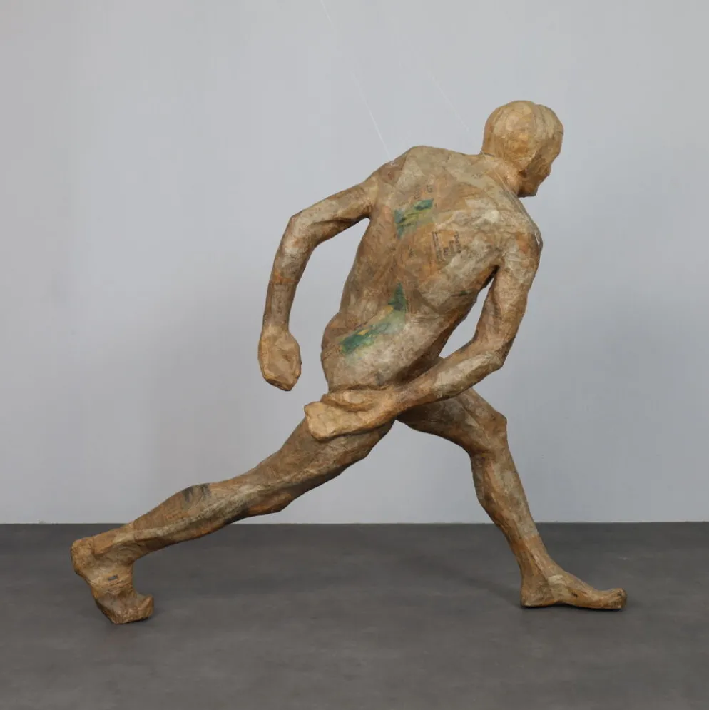 Sculpture grandeur nature « Figure en course » par Karol Broniatowski, 1972