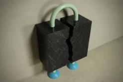 Sculpture ludique de style Memphis par l'architecte néerlandais Wim Hofman des années 1980.