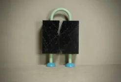 Sculpture ludique de style Memphis par l'architecte néerlandais Wim Hofman des années 1980.