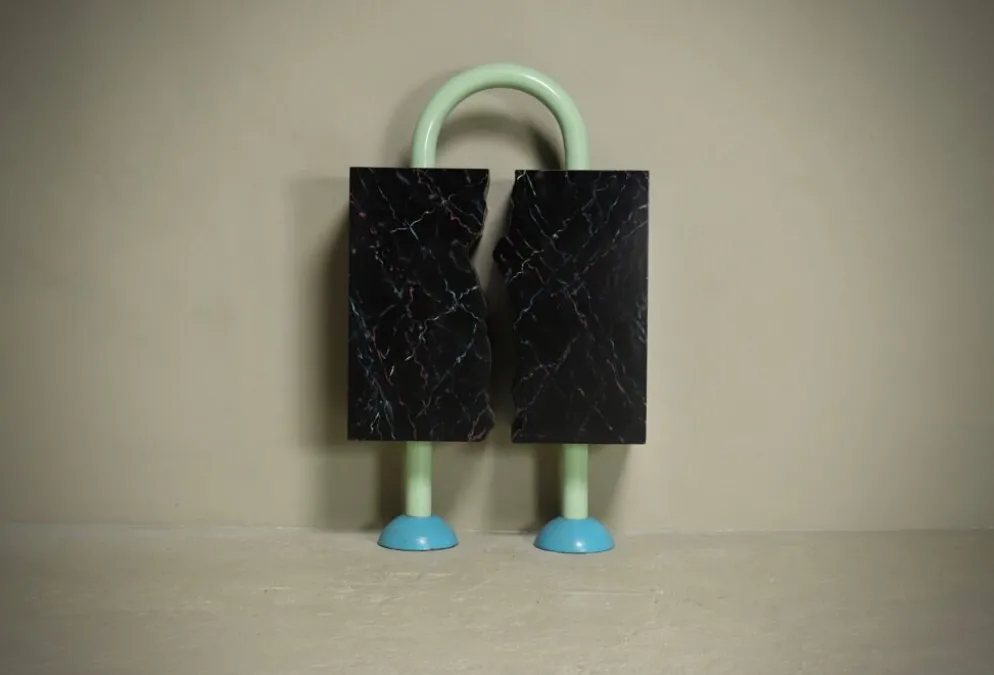 Sculpture ludique de style Memphis par l'architecte néerlandais Wim Hofman des années 1980.