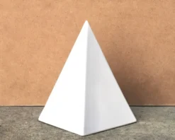 Sculpture minimaliste pyramide blanche en céramique, années 70