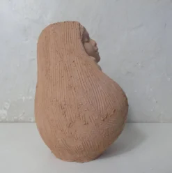Sculpture mère à l'enfant en terre cuite