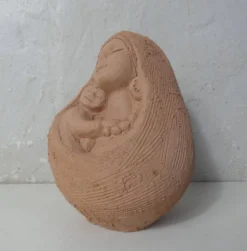Sculpture mère à l'enfant en terre cuite