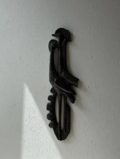 Sculpture murale brutaliste avec des oiseaux Ars Munda