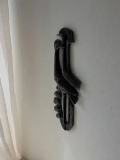 Sculpture murale brutaliste avec des oiseaux Ars Munda