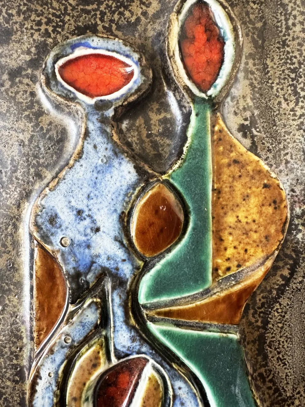 Sculpture murale cubiste en terre cuite émaillée. Allemagne, années 50