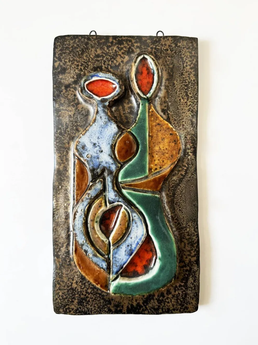 Sculpture murale cubiste en terre cuite émaillée. Allemagne, années 50