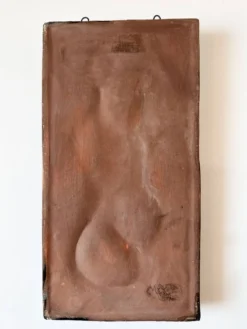 Sculpture murale cubiste en terre cuite émaillée. Allemagne, années 50