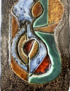 Sculpture murale cubiste en terre cuite émaillée. Allemagne, années 50