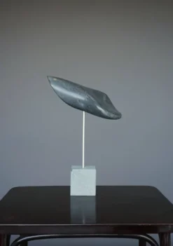 Sculpture organique abstraite en pierre grise polie, années 1980