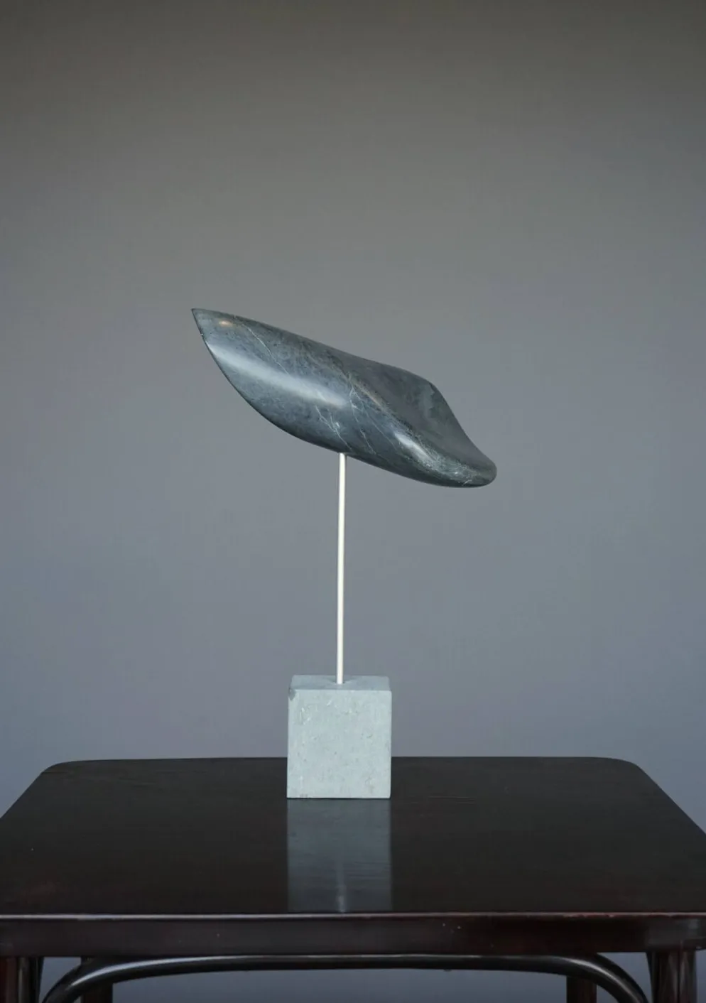 Sculpture organique abstraite en pierre grise polie, années 1980