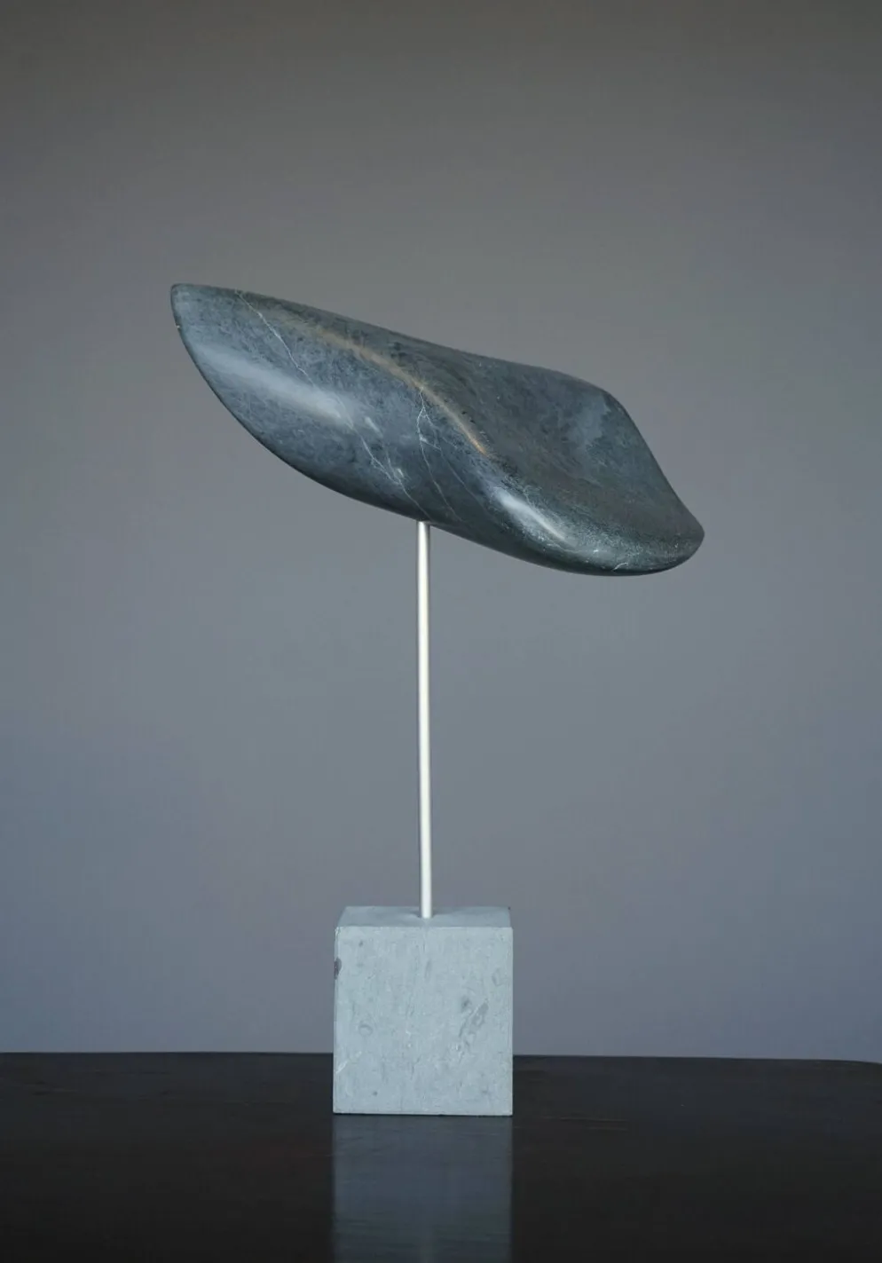 Sculpture organique abstraite en pierre grise polie, années 1980