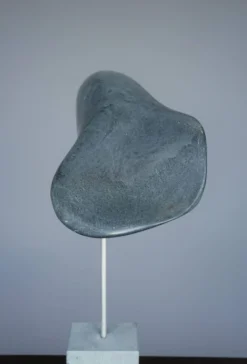 Sculpture organique abstraite en pierre grise polie, années 1980