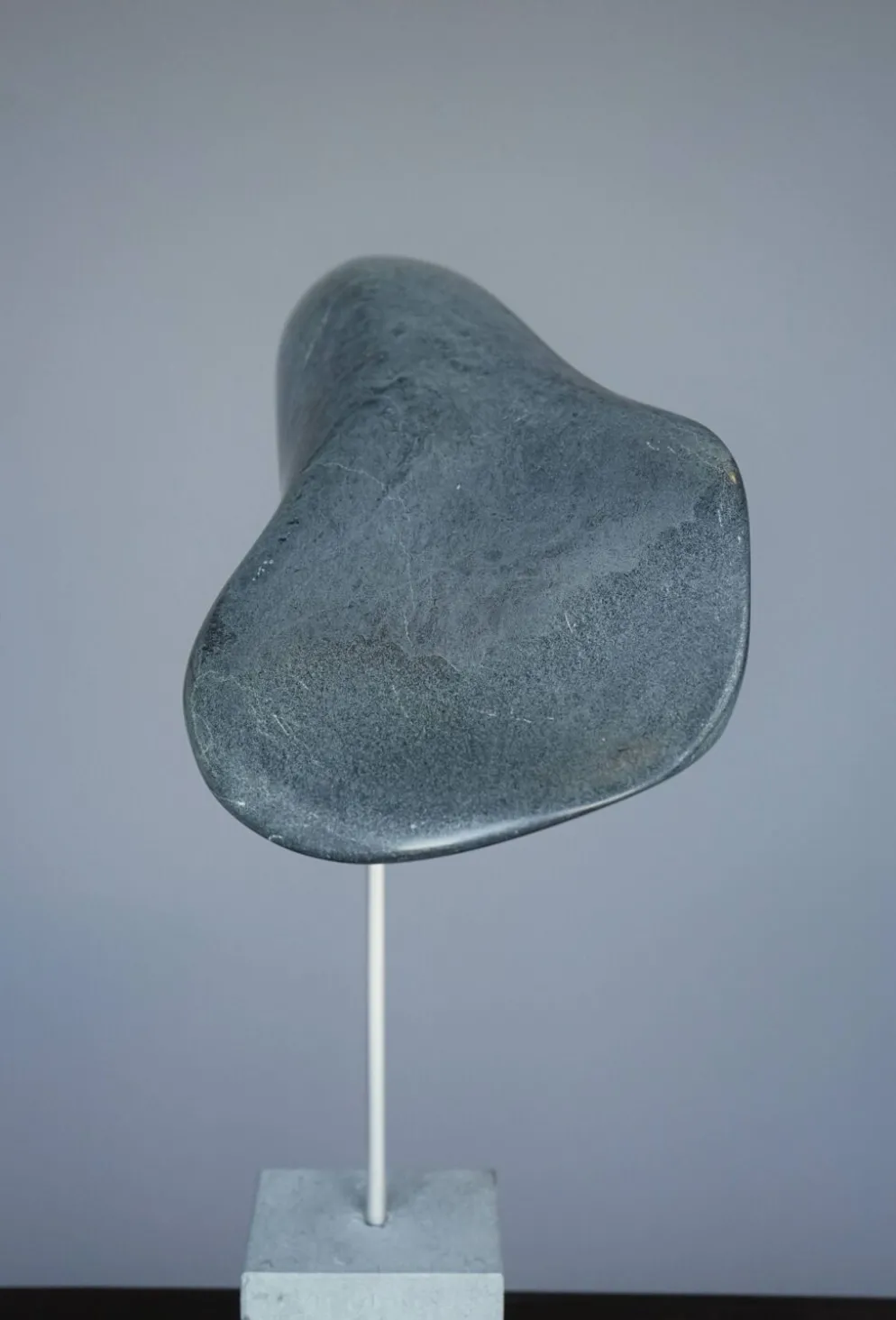 Sculpture organique abstraite en pierre grise polie, années 1980