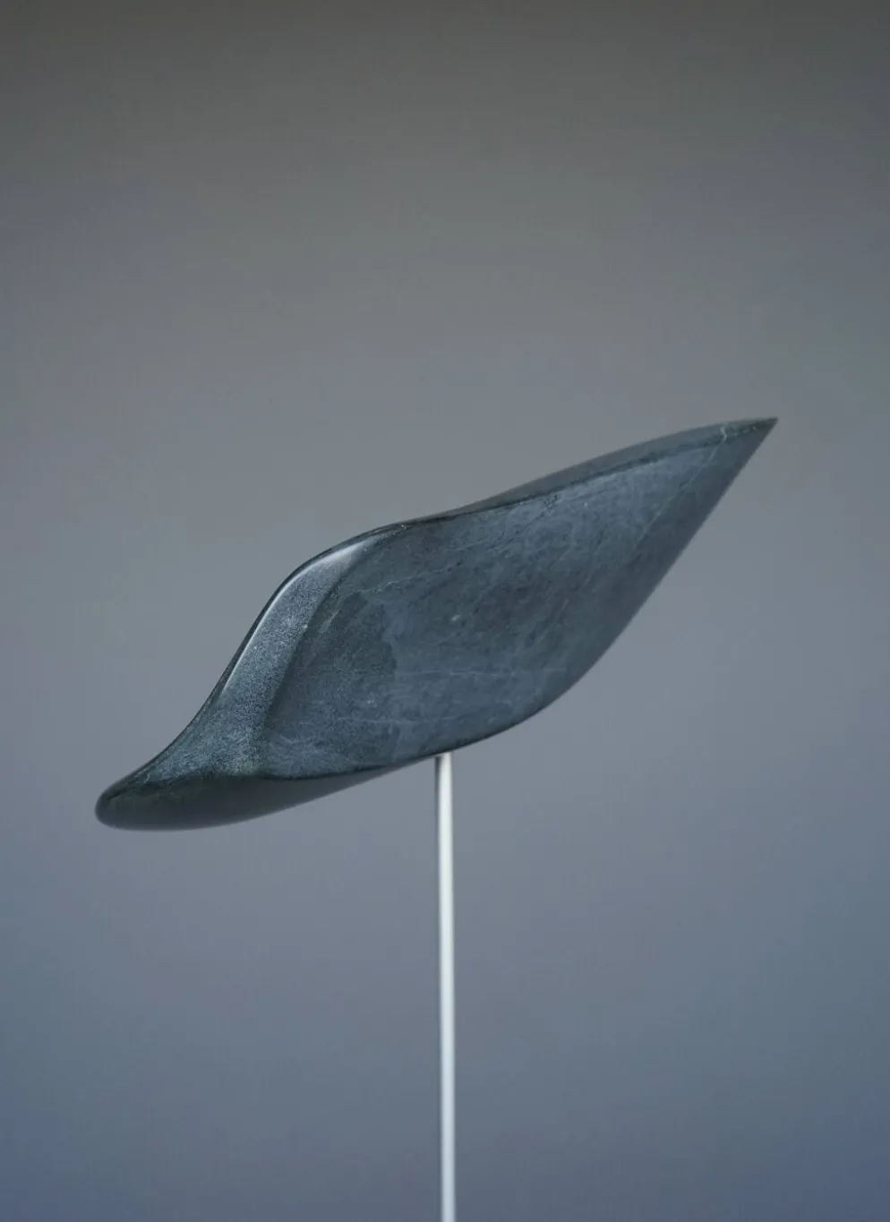 Sculpture organique abstraite en pierre grise polie, années 1980