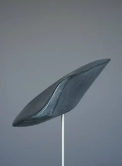Sculpture organique abstraite en pierre grise polie, années 1980