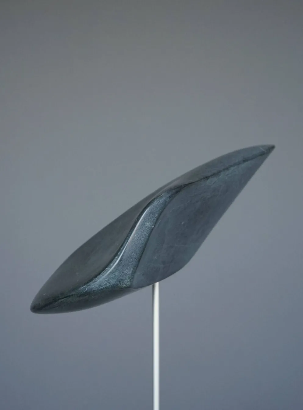 Sculpture organique abstraite en pierre grise polie, années 1980