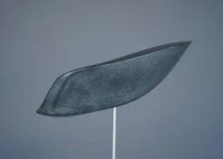 Sculpture organique abstraite en pierre grise polie, années 1980