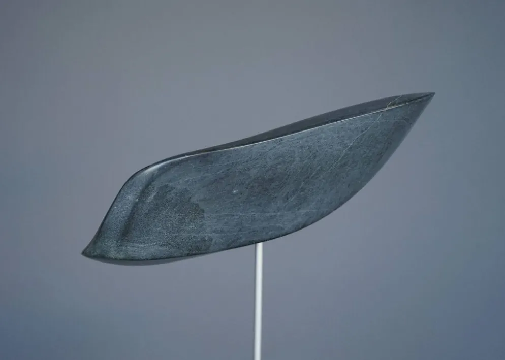 Sculpture organique abstraite en pierre grise polie, années 1980