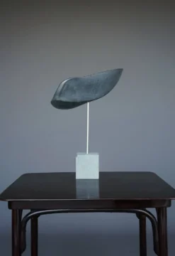 Sculpture organique abstraite en pierre grise polie, années 1980