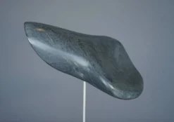 Sculpture organique abstraite en pierre grise polie, années 1980
