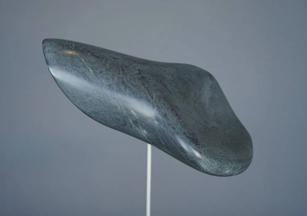 Sculpture organique abstraite en pierre grise polie, années 1980