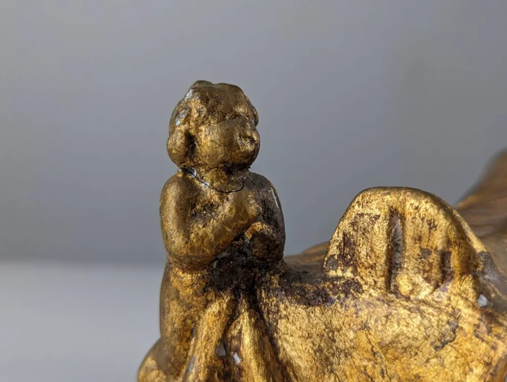 Sculpture Reine et Anges en terre cuite dorée