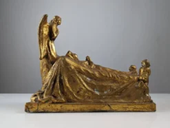 Sculpture Reine et Anges en terre cuite dorée