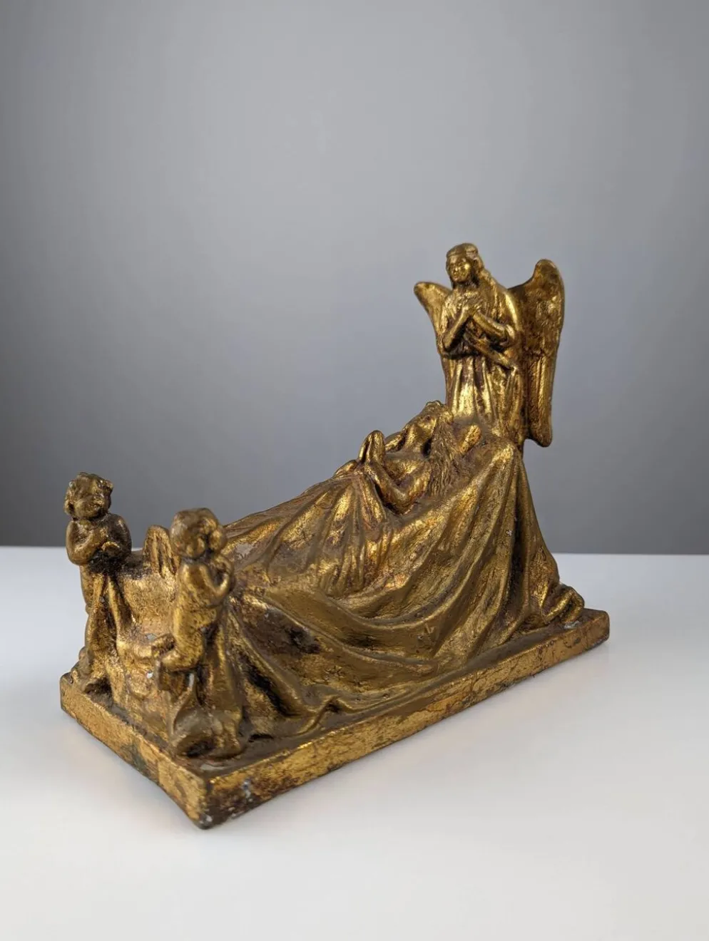 Sculpture Reine et Anges en terre cuite dorée