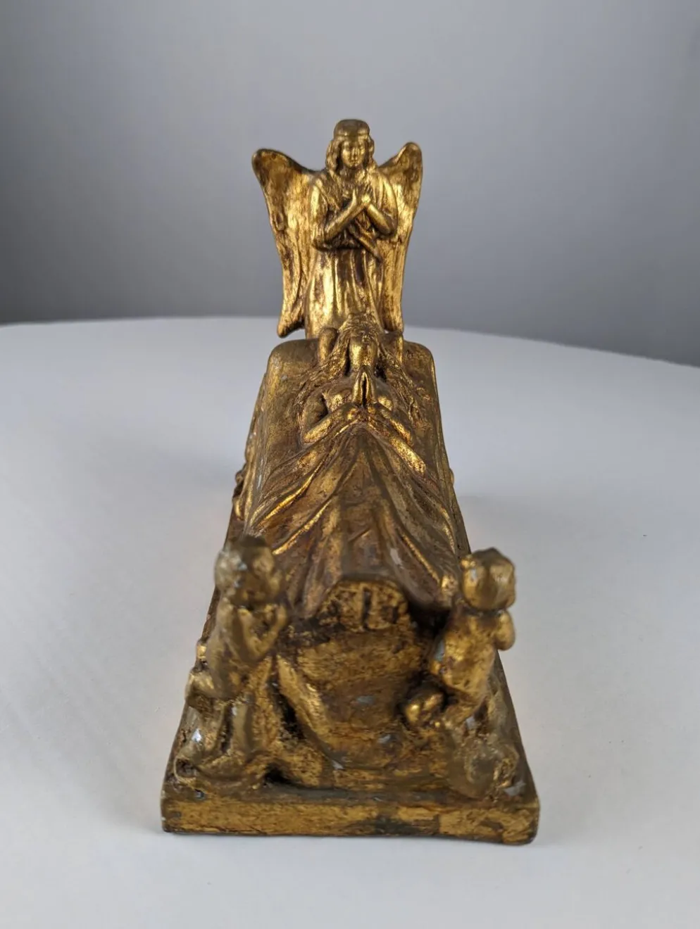 Sculpture Reine et Anges en terre cuite dorée