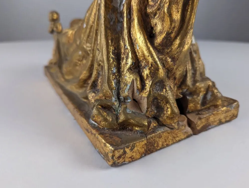Sculpture Reine et Anges en terre cuite dorée