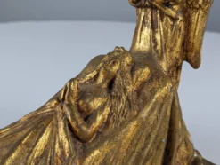 Sculpture Reine et Anges en terre cuite dorée