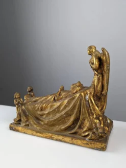 Sculpture Reine et Anges en terre cuite dorée