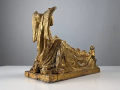 Sculpture Reine et Anges en terre cuite dorée