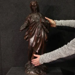 Sculpture religieuse en bois du XIXe siècle représentant la Vierge Marie
