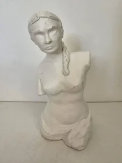 Sculpture statue académique en plâtre représentant la Venus de Milo, signé Dominique 1999