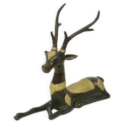 Sculpture vintage en bronze représentant un cerf couché, Sarreid Ltd, 32 cm