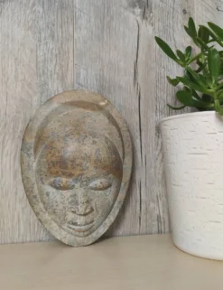 Sculpture visage africain en pierre