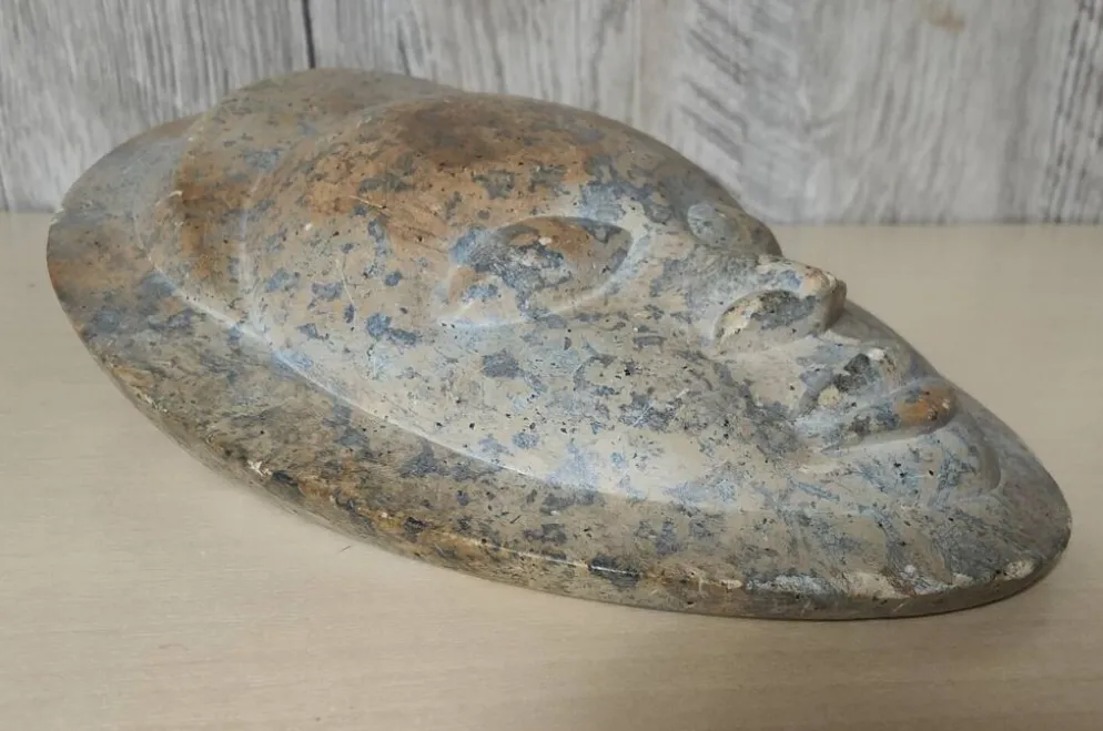Sculpture visage africain en pierre