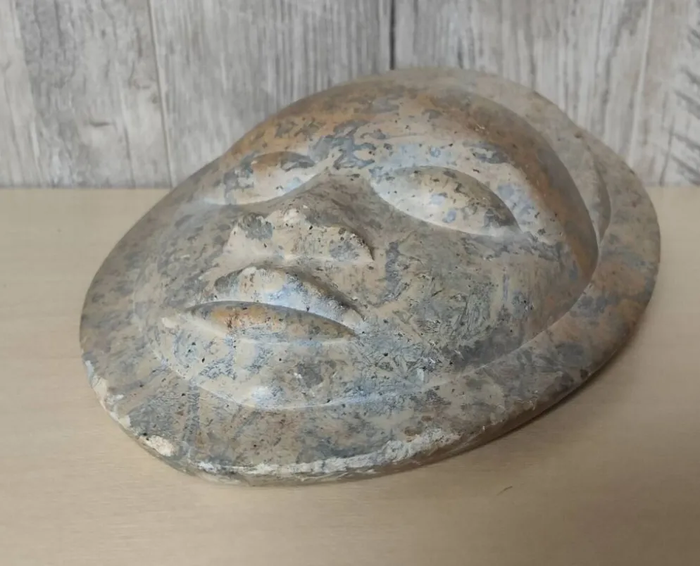 Sculpture visage africain en pierre