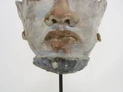 Sculpture visage en terre polychrome et plâtre, cabinet de curiosité. Ph Monaux. Artiste ariégeois