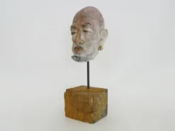 Sculpture visage en terre polychrome et plâtre, cabinet de curiosité. Ph Monaux. Artiste ariégeois