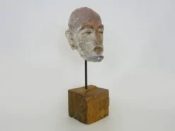 Sculpture visage en terre polychrome et plâtre, cabinet de curiosité. Ph Monaux. Artiste ariégeois