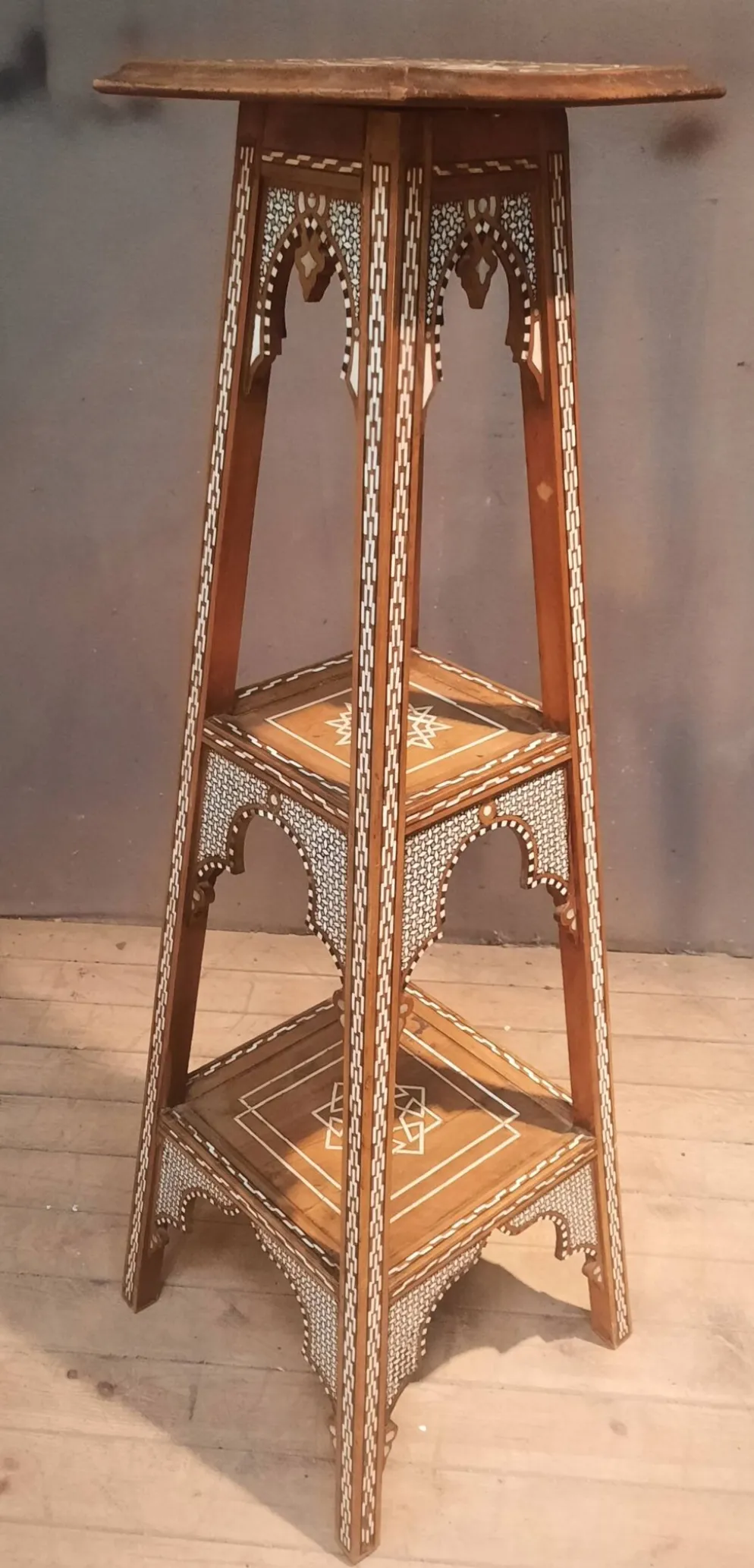 Selette orientale en bois et nacre